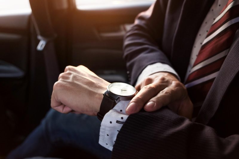 Ce tip de soluție este potrivită pentru a curăța un ceas cu curea din piele?